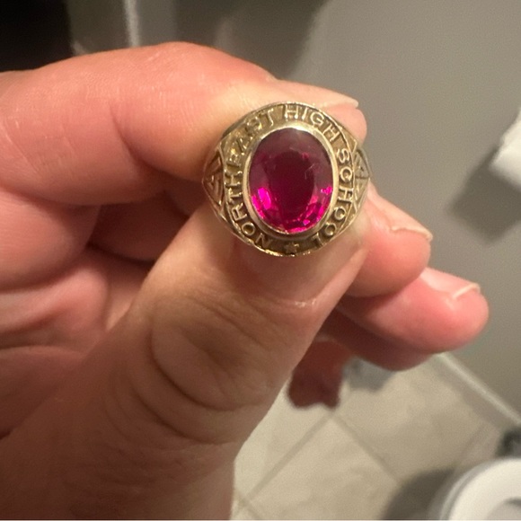 Gold ring 6.93 grams 10K size 8 - Picture 1 of 3